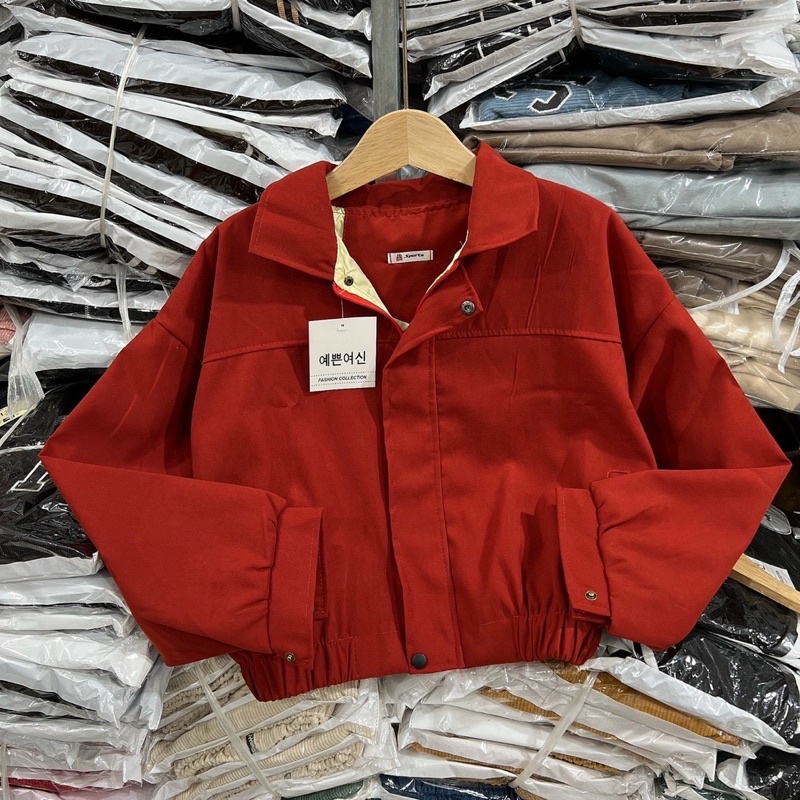 Áo khoác da lộn lót dù lửng phối kéo khoá và nút bấm