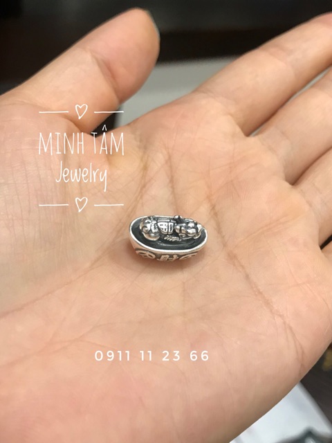 Charm tỳ hưu ngự trên thỏi bạc