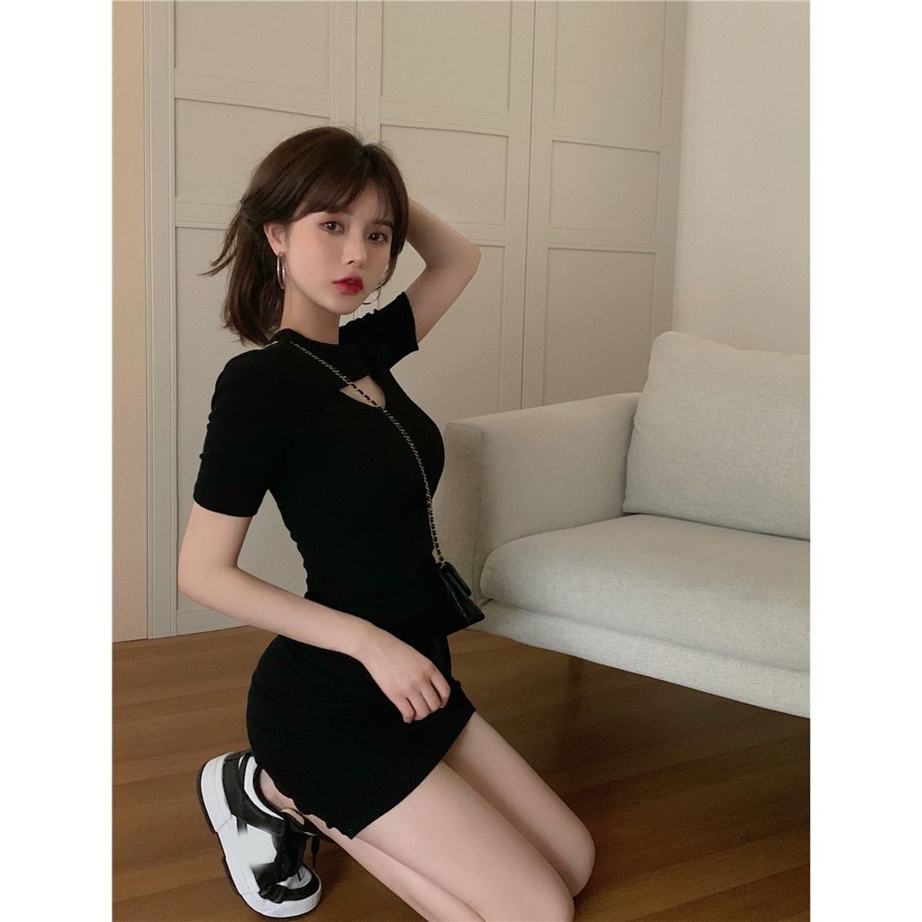 Đầm body đen khoét ngực