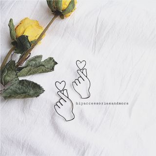 Khuyên tai hình bàn tay bắn tim