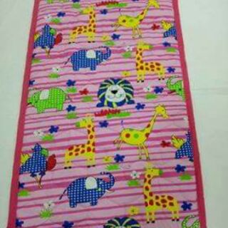 Nệm baby cho bé đi học.