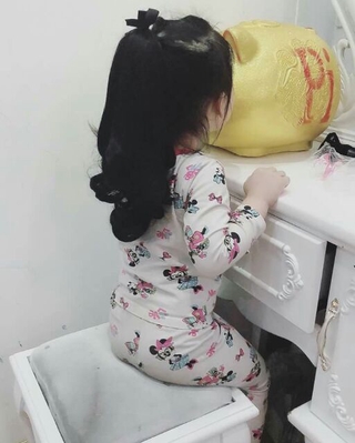 Buộc đuôi tóc giả cho bé
