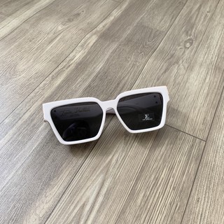 KÍNH RÂM DÁNG VUÔNG VIỀN TRẮNG MẮT ĐEN SIÊU HOT