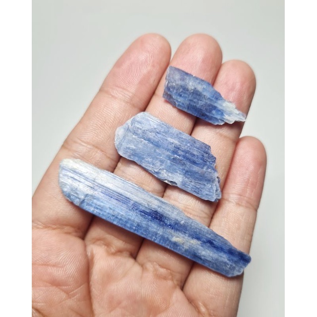 Kyanite thô tự nhiên có 3 kích cỡ dùng sưu tầm trưng bày, làm handmade, thanh tẩy bài tarot..