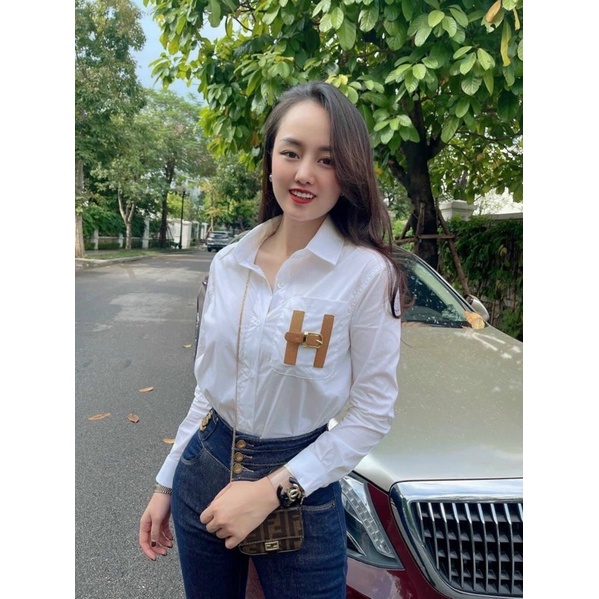 ÁO SƠMI TRẮNG TÚI NGỰC MAY CHỮ H FREESIZE HOT HIT