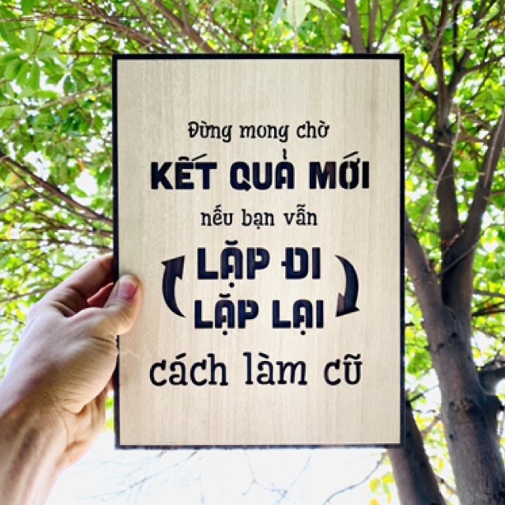 Tranh gỗ treo tường_Đừng mong chờ kết quả mới nếu bạn vẫn lặp đi lặp lại cách làm cũ_CRN_01. Kích thước 54x30cm