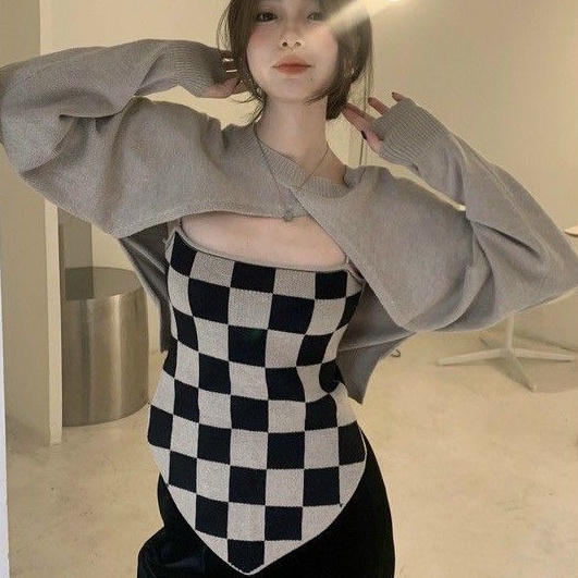 Sét áo 2 dây ô vuông và áo ngoài croptop phong cách