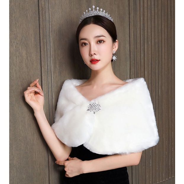 Áo choàng lông cúc đá cho cô dâu màu đông, giá 155k | BigBuy360 - bigbuy360.vn