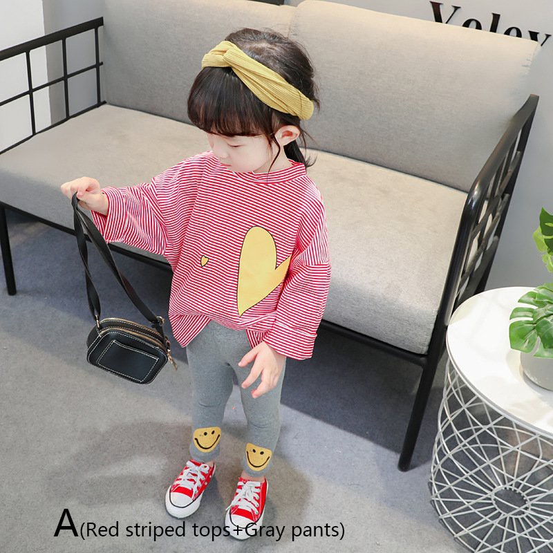 Bộ áo thun cổ tròn tay dài họa tiết sọc ngang in hình trái tim và câu chữ kèm quần dài màu trơn dành cho bé gái