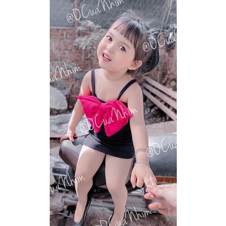 Váy đầm đen body nơ ngực hồng cho bé gái