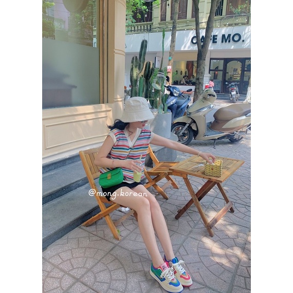 Áo len kẻ sắc màu