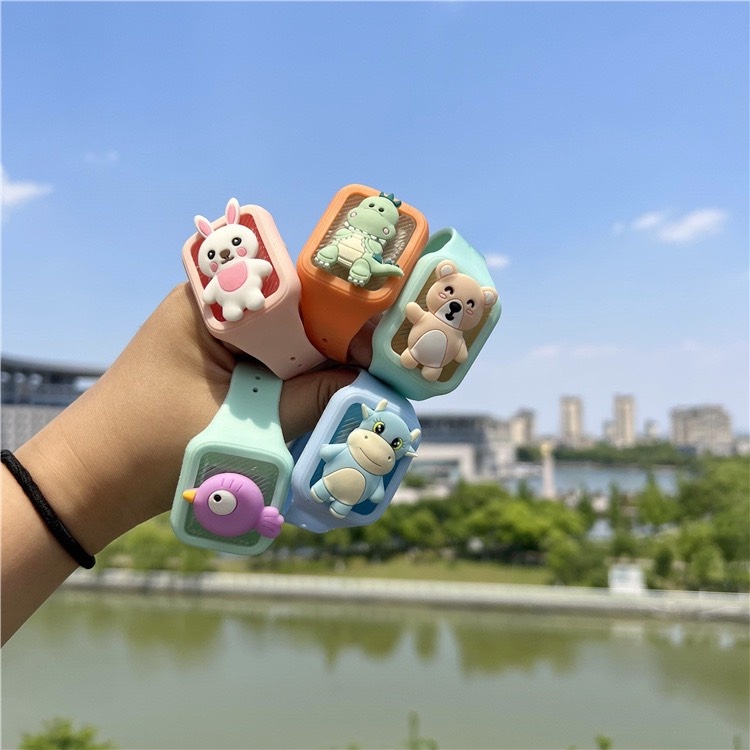 Đồng hồ tinh dầu đuổi muỗi đeo tay có đèn xoay phát sáng thông minh cho bé