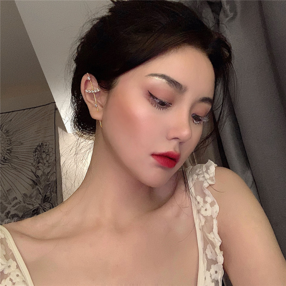 Khuyên tai làm bằng kim loại đính đá kiểu dáng Hàn