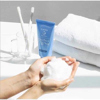 Sữa Rửa Mặt Perfect Whip Senka màu xanh