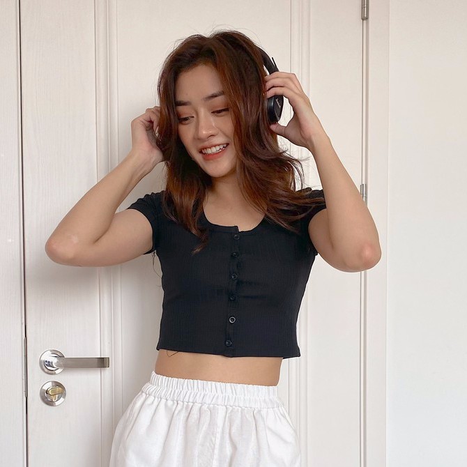 Áo croptop cổ tròn thun tăm cài khuy trước Mia Ritta A2085