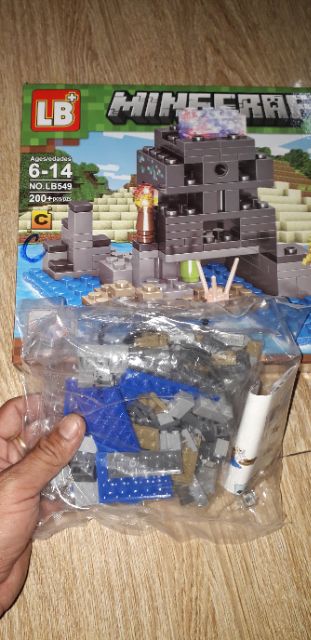 Lắp ráp 1 hộp LegoMineCraft biệt thự trên sông LB549