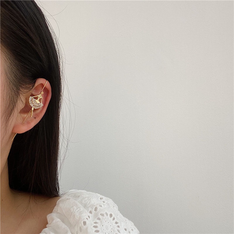 Khuyên tai nữ trang tạo hình độc đáo