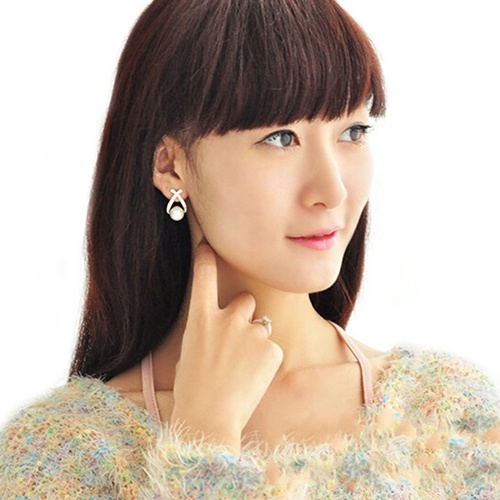 Bông tai trang đính ngọc trai tạo hình độc đáo cho nữ