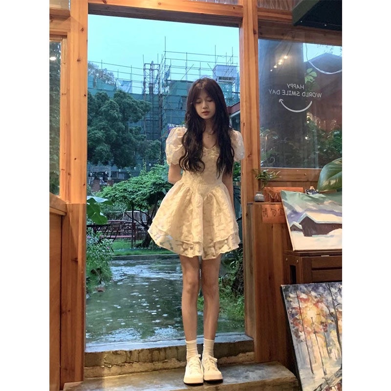 Váy minidress hoa nổi tocjean tay phồng màu be