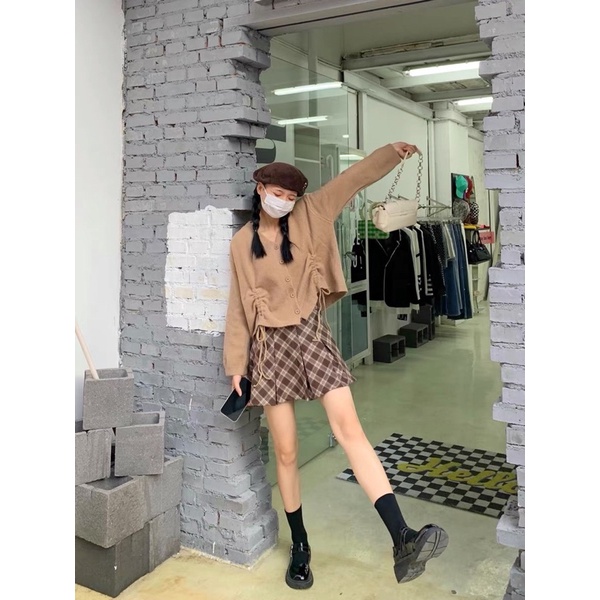 Áo len dệt kim rút dây - Chân váy caro xếp ly