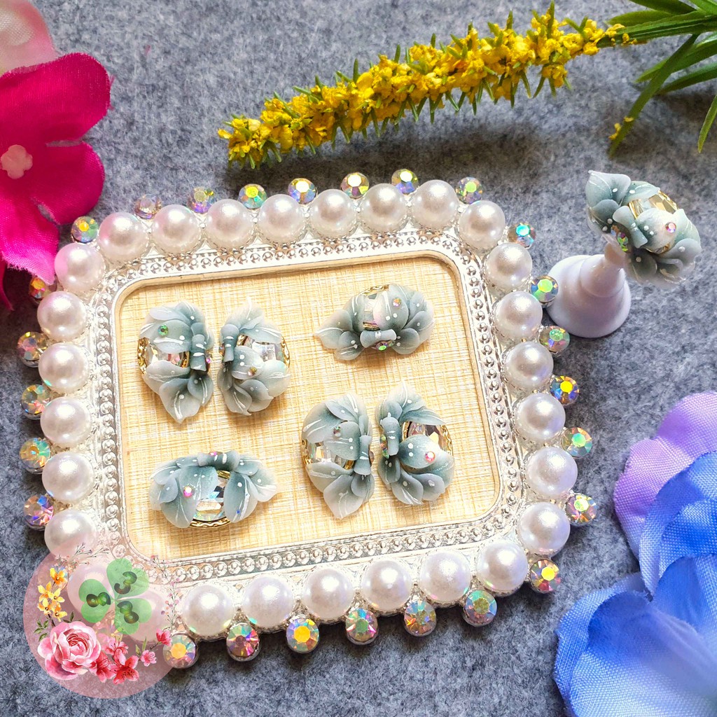 Mẫu: F032 . Hoa bột &quot;Cúc charm nhụy đá&quot; , đính móng siêu xinh.