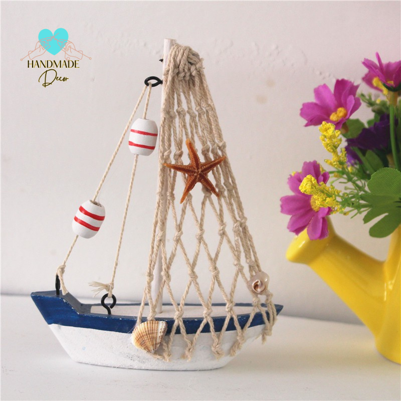 Mô hình thuyền buồm bằng gỗ phủ sơn phối họa tiết biển  size 14cm - Decor trang trí theo phong cách biển