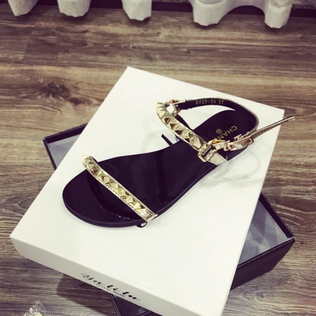 Sandal đinh
