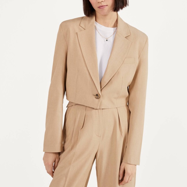 Đức - Áo blazer Bershka sale auth new tag cao cấp chính hãng crop top lửng ngắn có lót 2 lớp độn vai màu be kem bsk nude | BigBuy360 - bigbuy360.vn