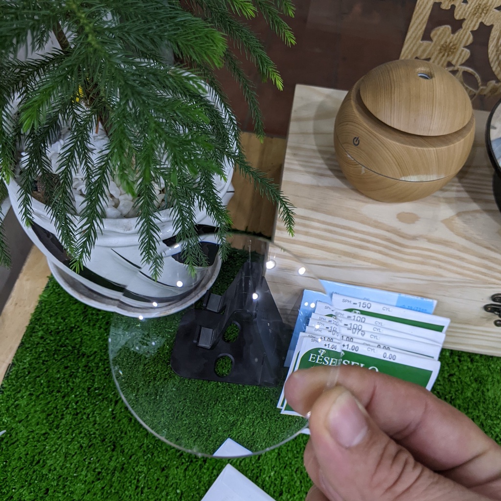 Tròng kính cận chống xước chiết suất 1.56