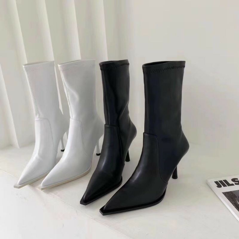 Boots da mềm dáng lỡ mũi nhọn gót nhọn trắng đen