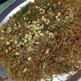 Cá cơm rim lạc vừng mặn ngọt.