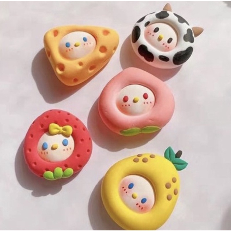 Móc khoá đất sét handmade hình bé mặc costume xinh xắn đáng yêu