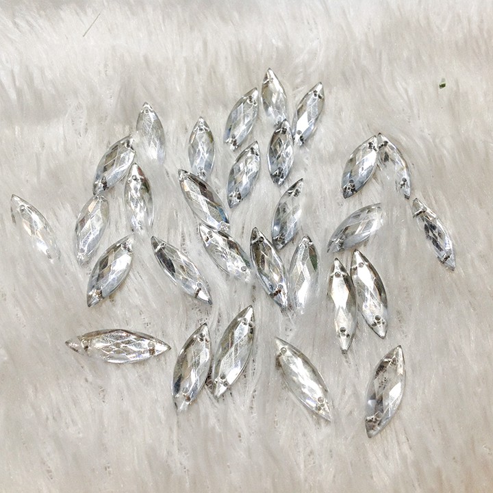 Hạt đá nhựa acrylic kết áo hình lá dài bạc ánh trắng size 2.1cm