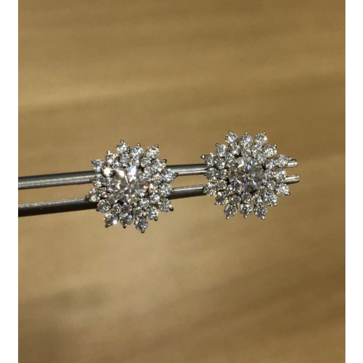 Đôi bông tai tuyết Full Moissanite, v.àng t.rắng. Được giám định ép vỉ tuổi vàng và full Moissanite của viện giám định