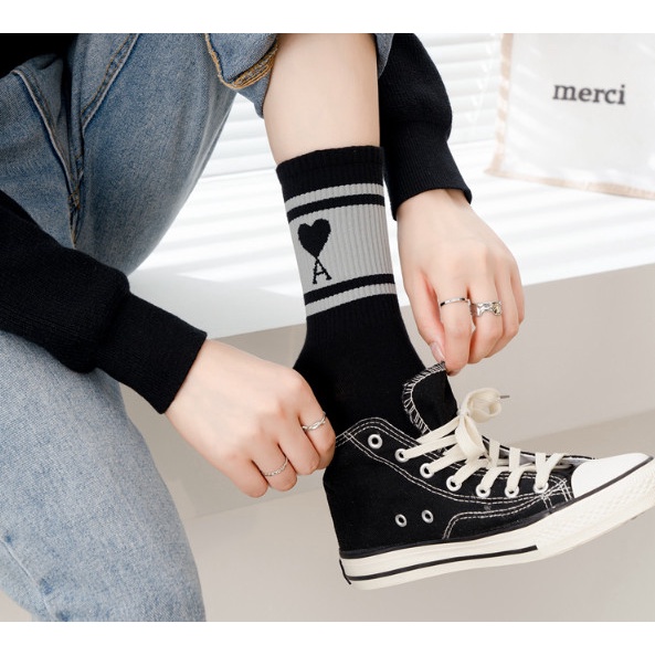 Vớ hình trái tim cổ cao Nam Nữ phong cách thể thao, trẻ trung, năng động.