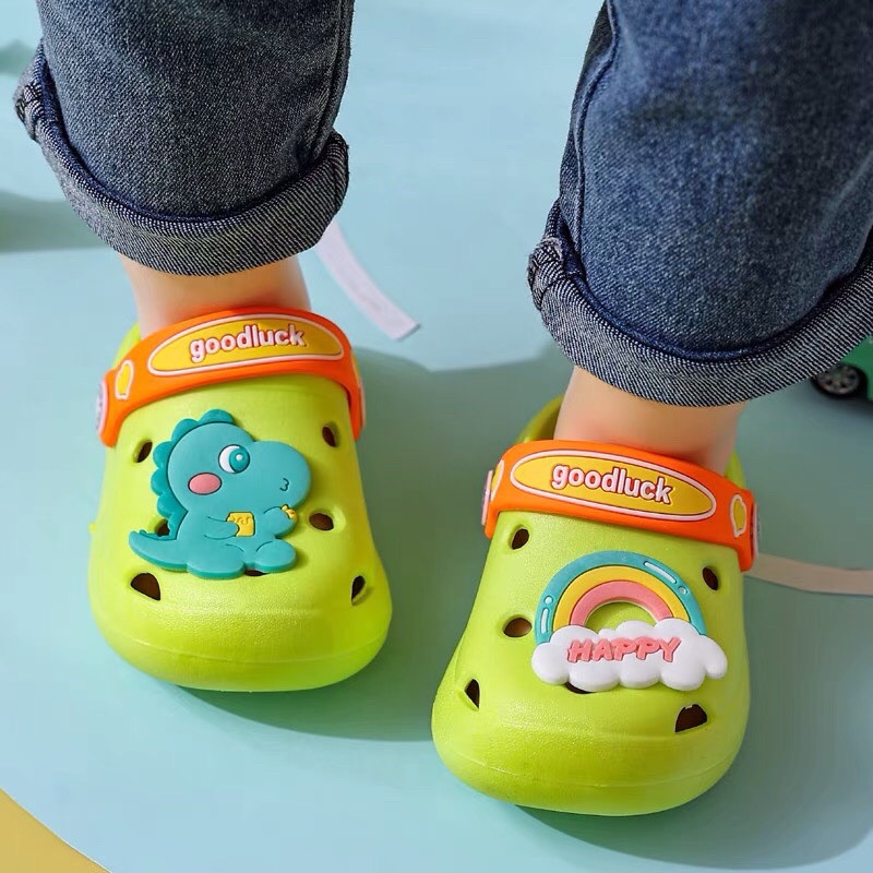 Sục cho bé trai bé gái- Dép cho bé đi êm chân ko trơn trượt nhiều màu sắc- sticker khủng long cầu vồng ngộ nghĩnh SUC618