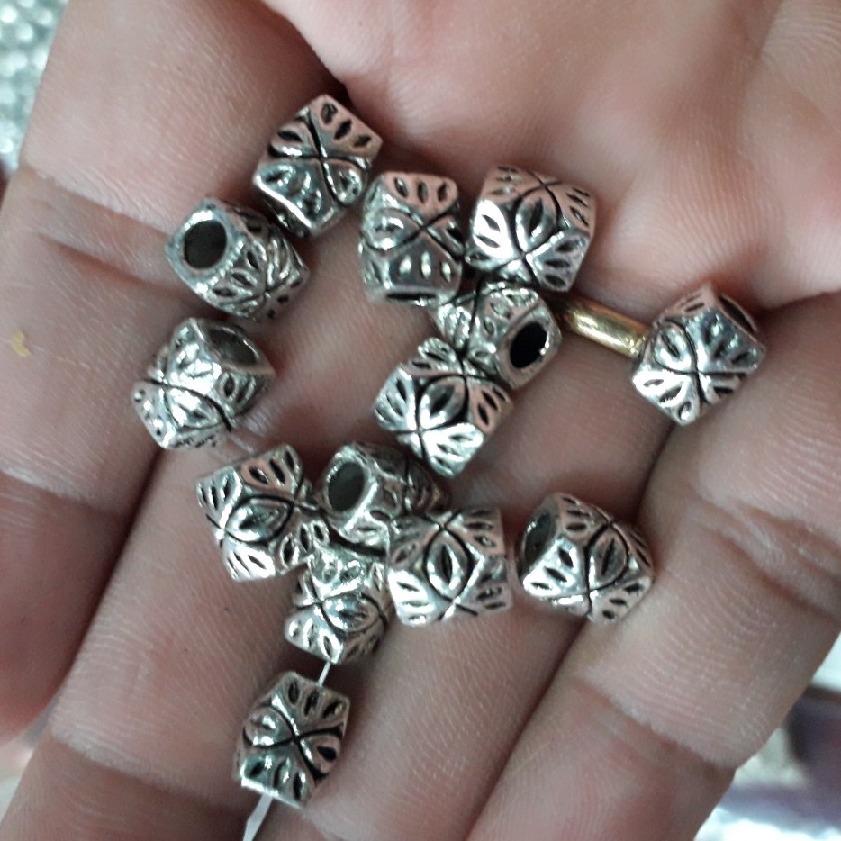 nguyên liệu charm vương miện giá rẻ : 50 gram giá 25k / 1 gói [ chuyên sỉ charm nhập ]