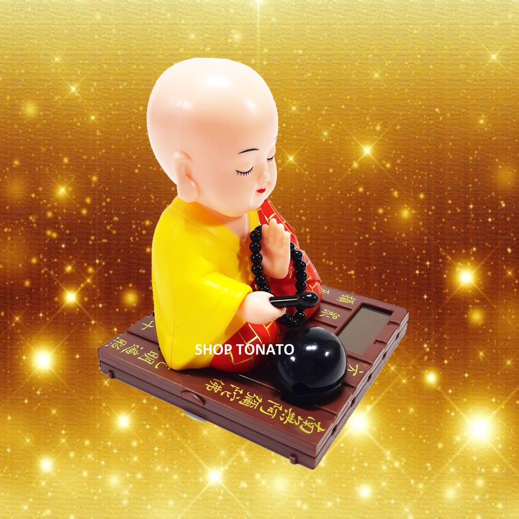 TƯỢNG CHÚ TIỂU LẮC ĐẦU TRANG TRÍ XE Ô TÔ SỬ DỤNG NĂNG LƯỢNG MẶT TRỜI GÕ MÕ TỤNG KINH CAO 9CM,11CM | BigBuy360 - bigbuy360.vn