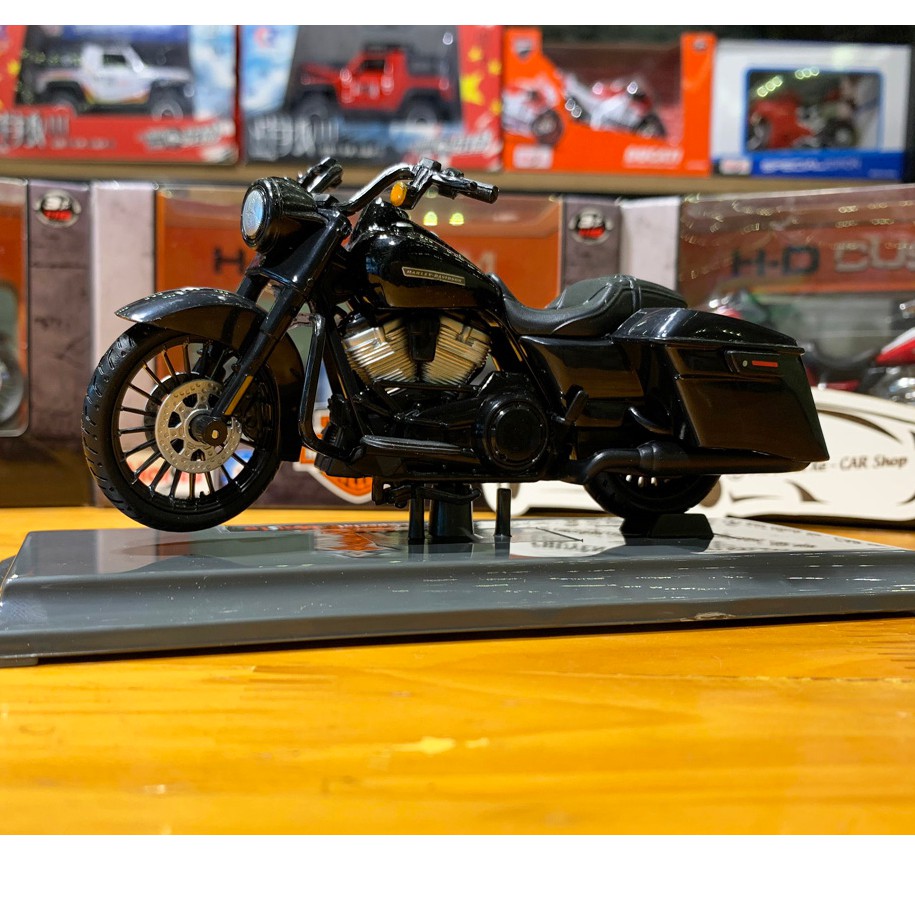 Mô hình xe HARLEY ROAD KING 2017 tỉ lệ 1:18 hãng Maisto