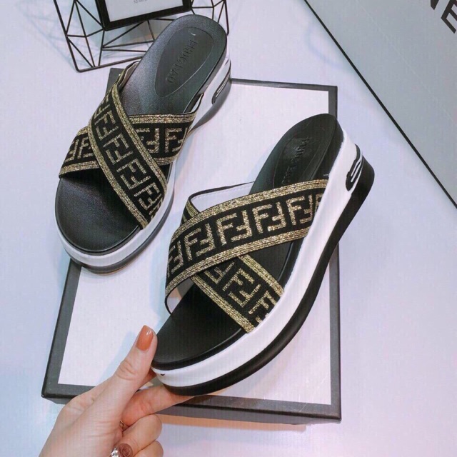 Dép xuồng fendi