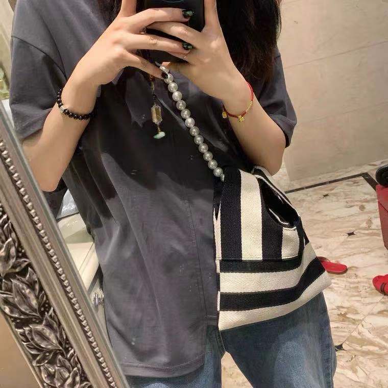 Túi Đeo Vai One Dệt Kim Màu Trắng Đính Ngọc Trai Phối Dây Xích Thời Trang