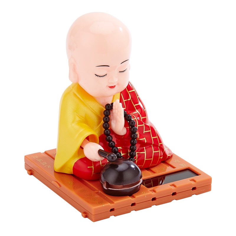 Tượng phật chú tiểu gõ mõ tụng kinh để taplo trang trí xe hơi ô tô
