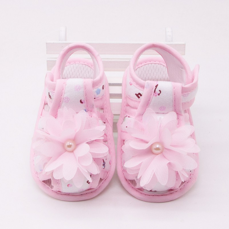 Giày sandals đính hoa và ngọc trai dễ thương cho bé
