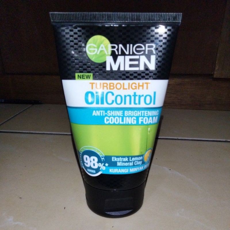 (hàng Mới Về) Sữa Rửa Mặt Garnier Man Turbolight Kiểm Soát Dầu Làm Mát 100ml