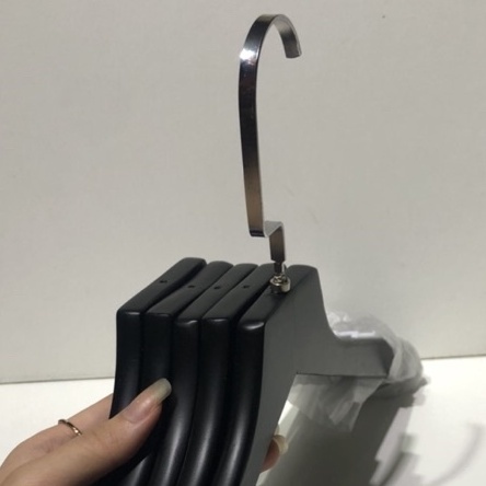 Móc treo quần áo bằng gỗ màu đen, cổ vuông có đệm chống tuột, sang trọng phù hợp cho shop thời trang