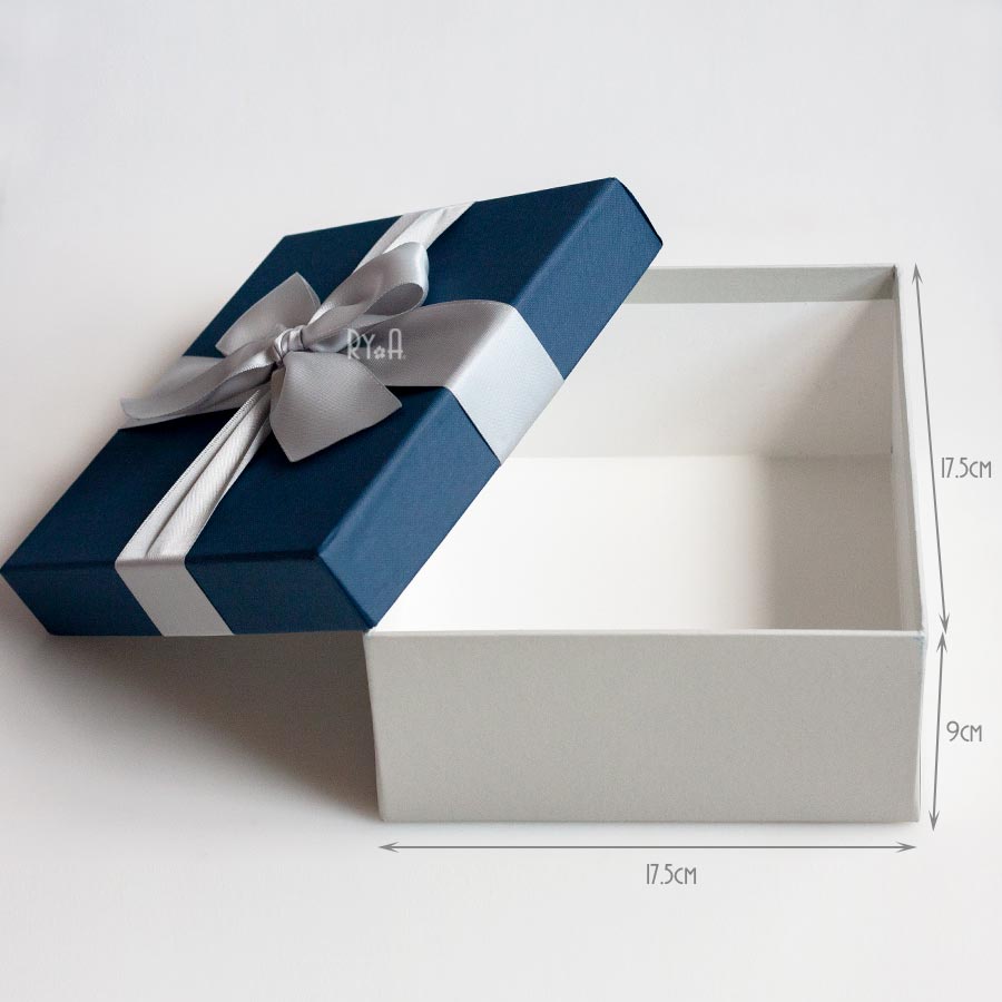 Hộp quà vuông đính nơ 17.5x17.5x9cm (nắp xanh đậm nơ xám) 290451