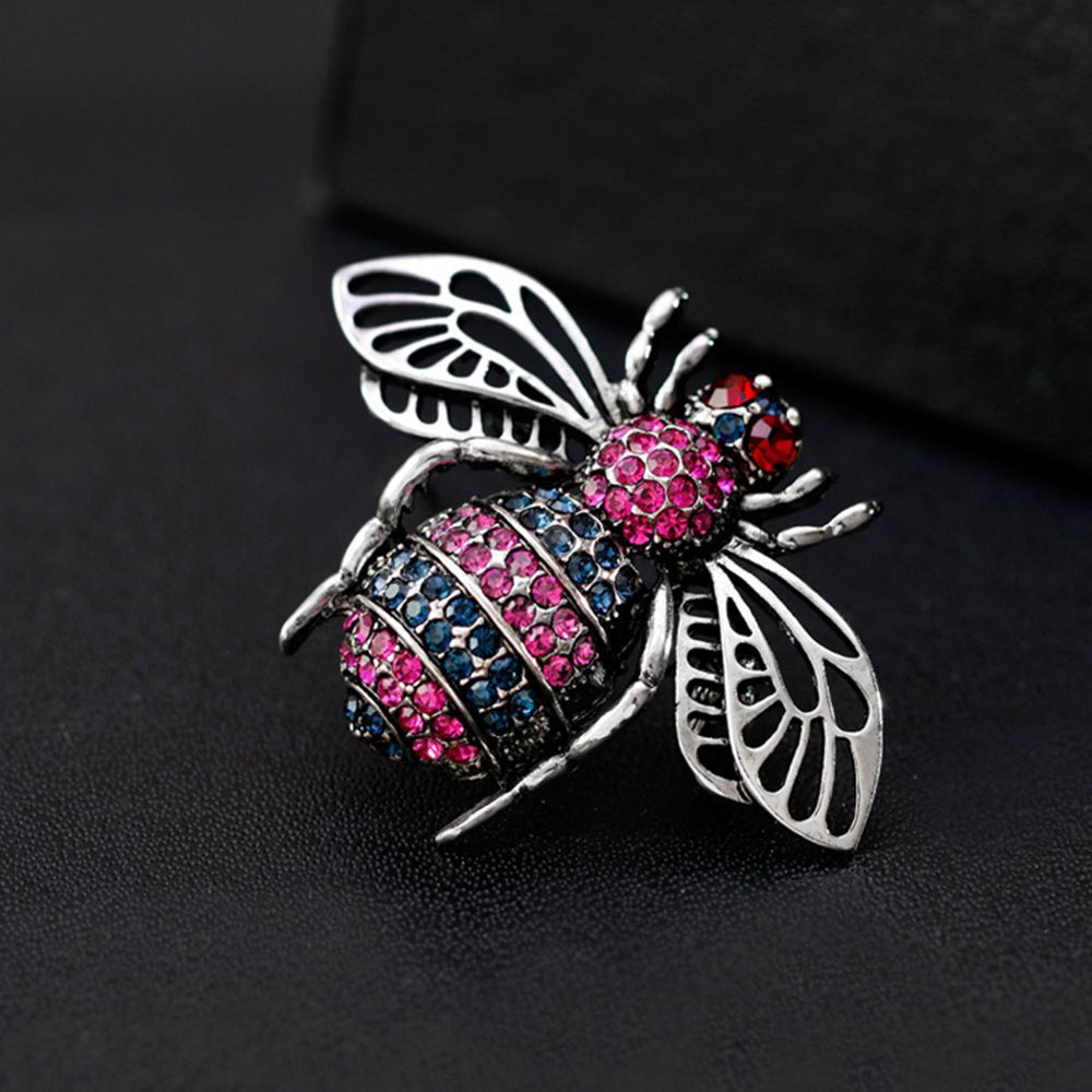 Cài áo hình ong đính đá thời trang đẹp mắt