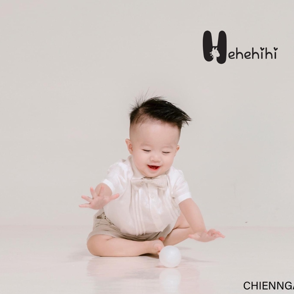Áo sơ mi bé trai HEHEHIHI tay ngắn xếp ly màu trắng chất vải Linen Hàn Quốc thoáng mát A06