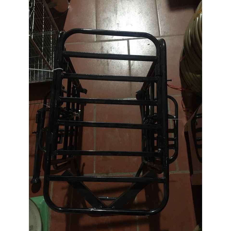 Giá để hàng, baga xe máy đa năng màu đen có thể mở cốp đổ xăng, thêm 2 cánh sườn kèm chân chống giá rẻ