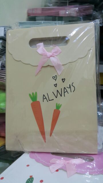 Túi quà giấy dễ thương | BigBuy360 - bigbuy360.vn